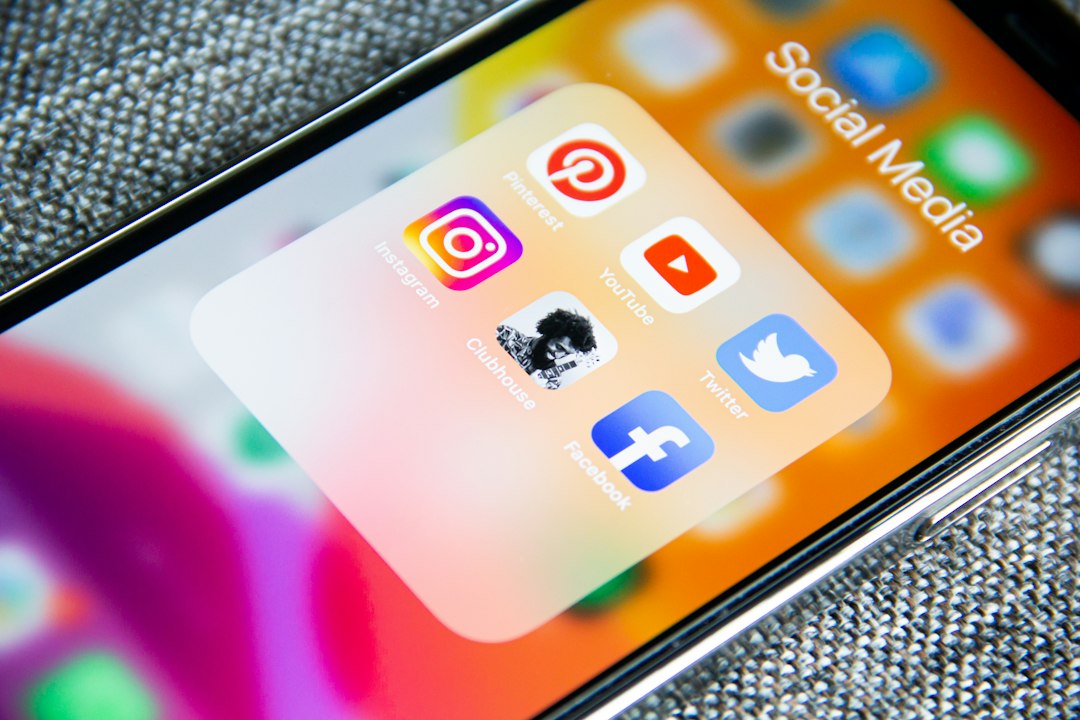 How Social Proof on Your Dating Profile Does the Selling for You